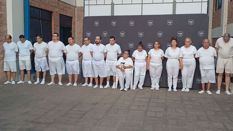 El Salvador parades its "guilty" prisoners