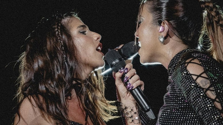 DOC Clara x Sofia - Tour Coldplay backdrop 6