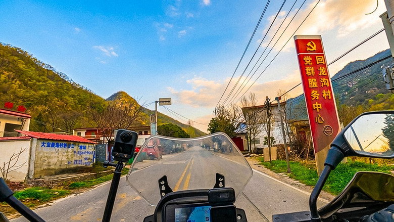 POV you're 两个白色的外国人 driving across China