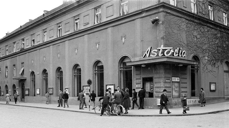 Café Astoria backdrop 6