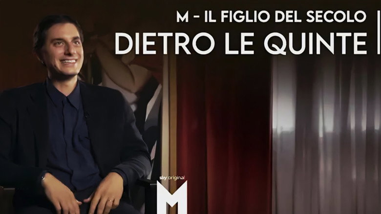 M - Il Figlio del secolo | Il dietro le quinte backdrop 2