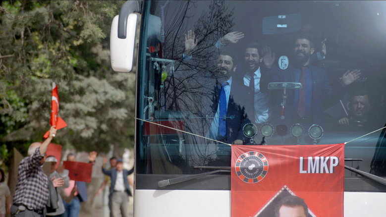 İllegal Hayatlar: Meclis backdrop 5