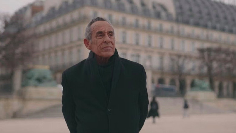 La face cachée de l'homme en noir backdrop 3