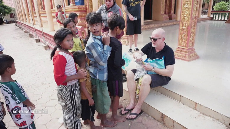 Scams in Southeast Asia: Children used as tools by brazen tourist trappers