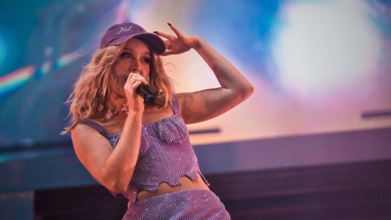 Zara Larsson - Live In Brännbollsyran backdrop 2