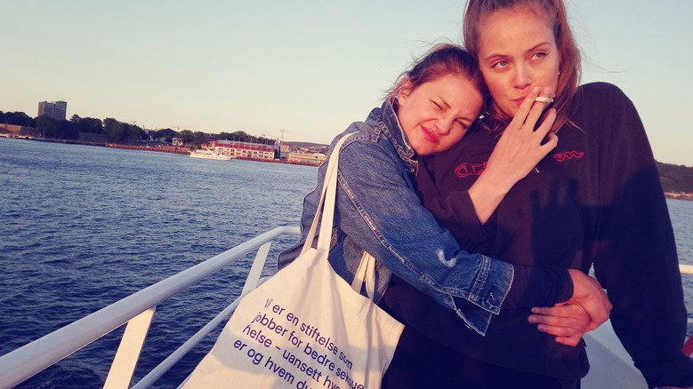Hvor er Thea? backdrop 3
