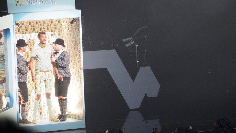 Stromae: Racine carrée Live backdrop 5