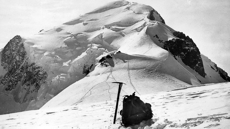 The Castaways Of Mont Blanc backdrop 8