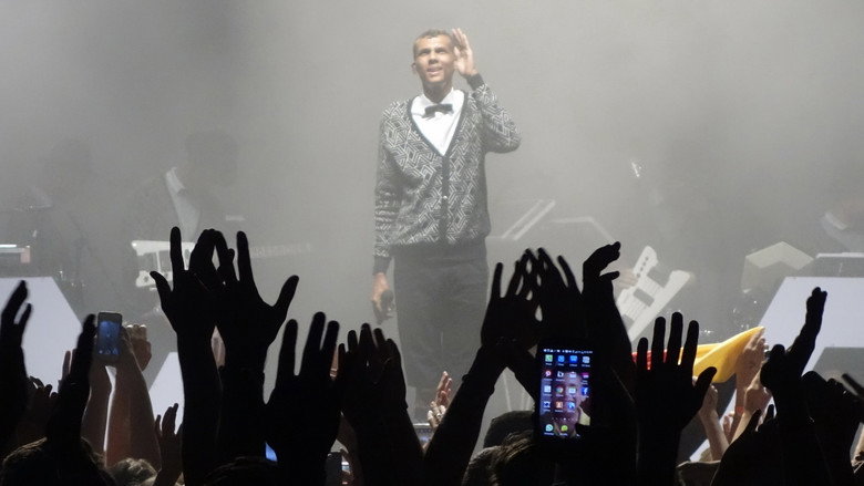 Stromae: Racine carrée Live backdrop 8