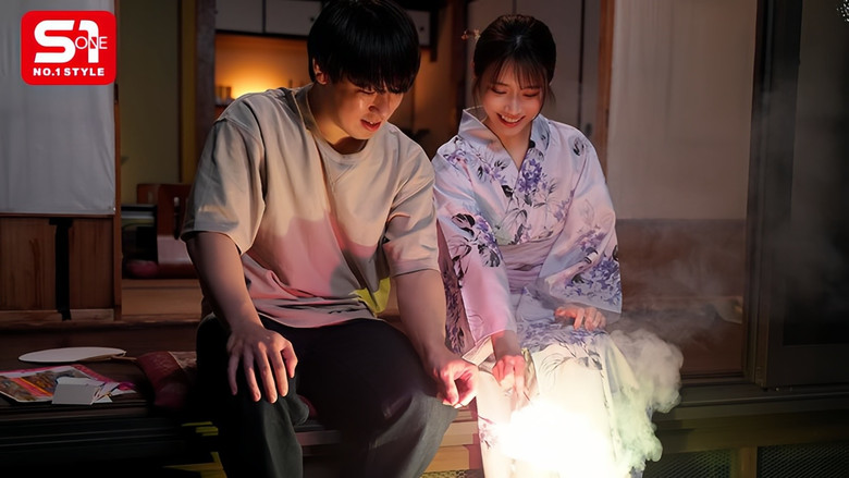 8月26日 花火大会の夜 ずっと両片想いだった僕らは結ばれ 十数年分の’好き’をぶつけ合うように身体を貪り合った 河北彩伽 backdrop 1
