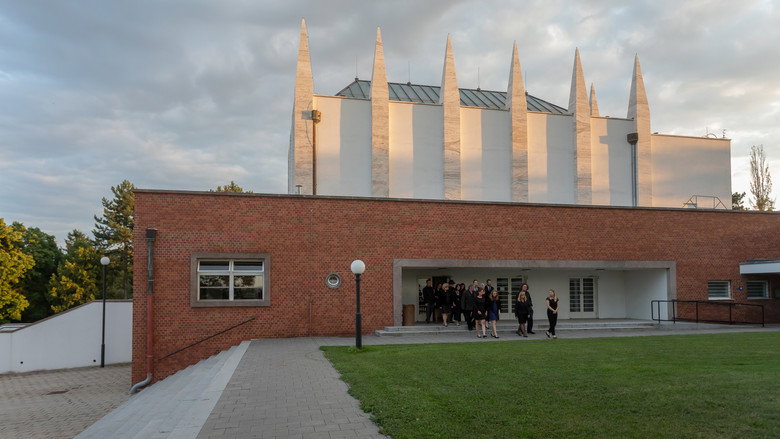 Ztracený architekt Ernst Wiesner backdrop 4