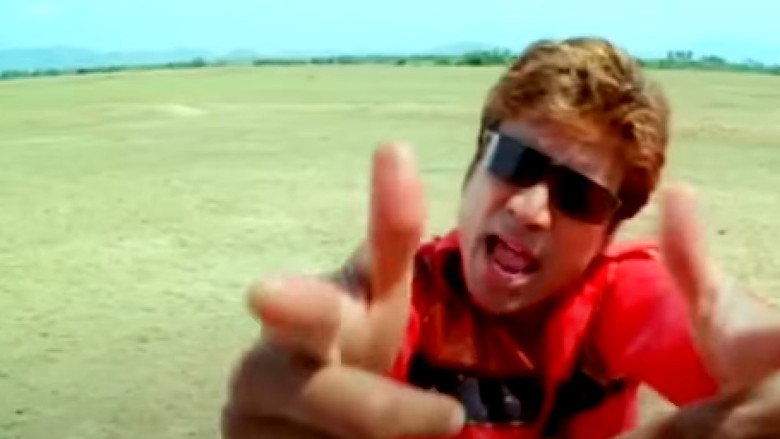 Ah Aah: Anbe Aaruyire backdrop 3