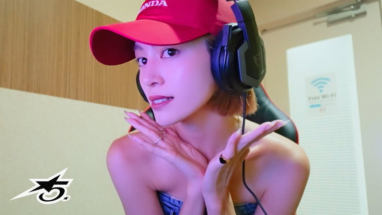 kaede at the gaming cafe