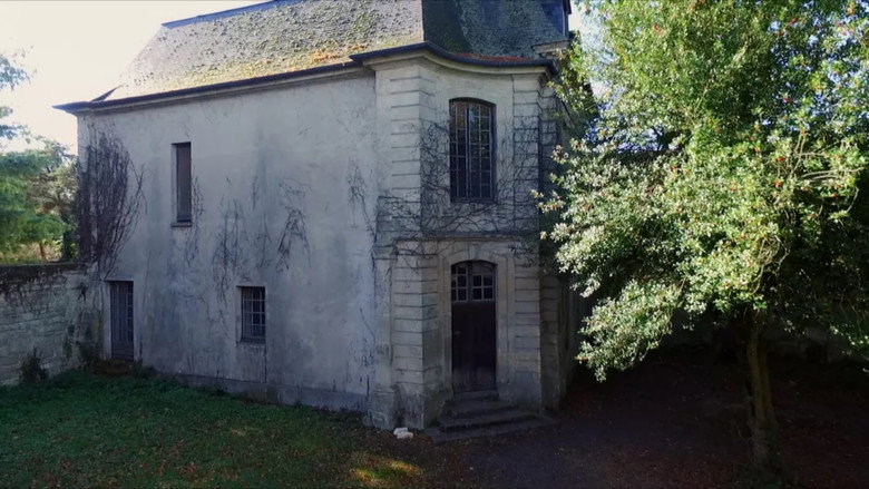 Le château d'Hérouville, une folie rock française backdrop 3
