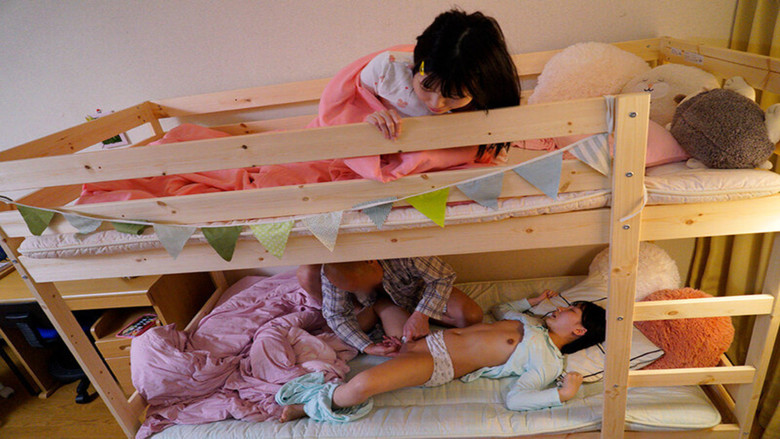 絶対に手を出してはいけないひよこ女子に媚薬まみれの極悪チ○コで鬼イラマチオ。そして… 食べごろに育った姪っ子姉妹特別編！ backdrop 2