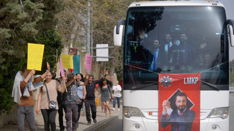 İllegal Hayatlar: Meclis backdrop 3