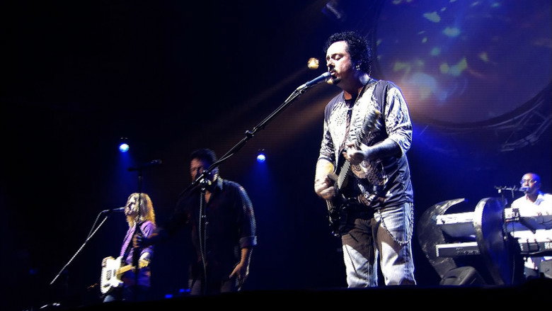 Toto: Falling in Between Live backdrop 6
