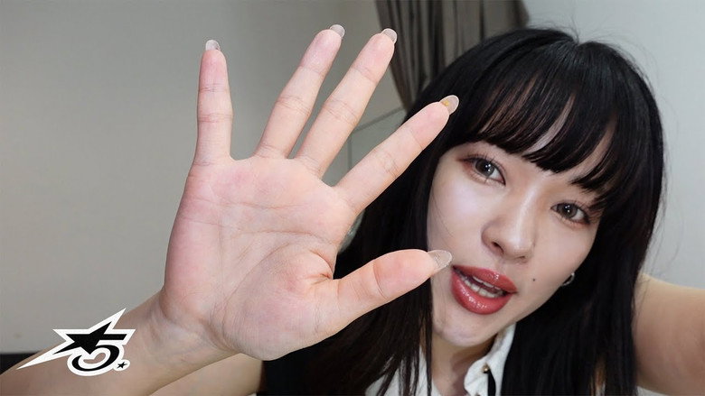 miyuu does her makeup