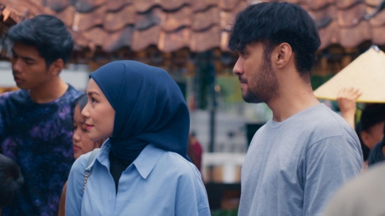 Cinta Tak Pernah Tepat Waktu backdrop 3