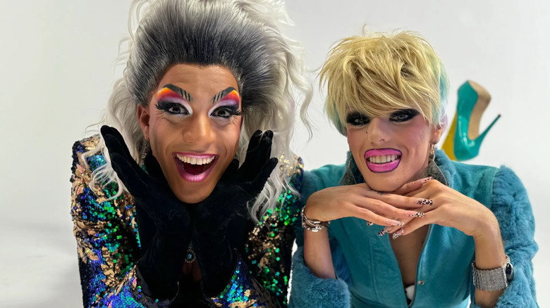 Drag! D'la tête aux pieds backdrop 1