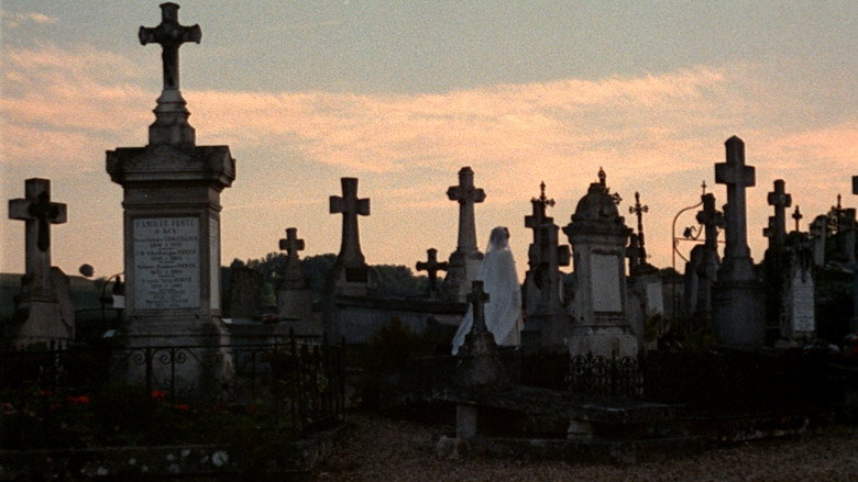 The Shiver of the Vampires backdrop 3