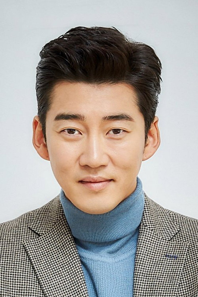 Yoon Kye-sang photo 4