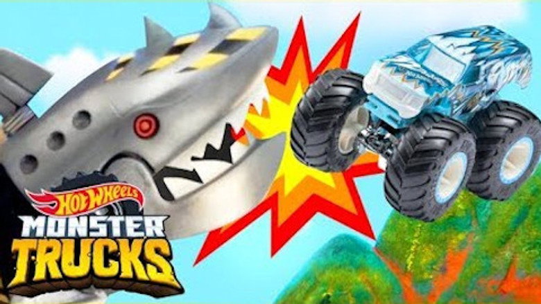 Monster Trucks Battle Mecha Shark!