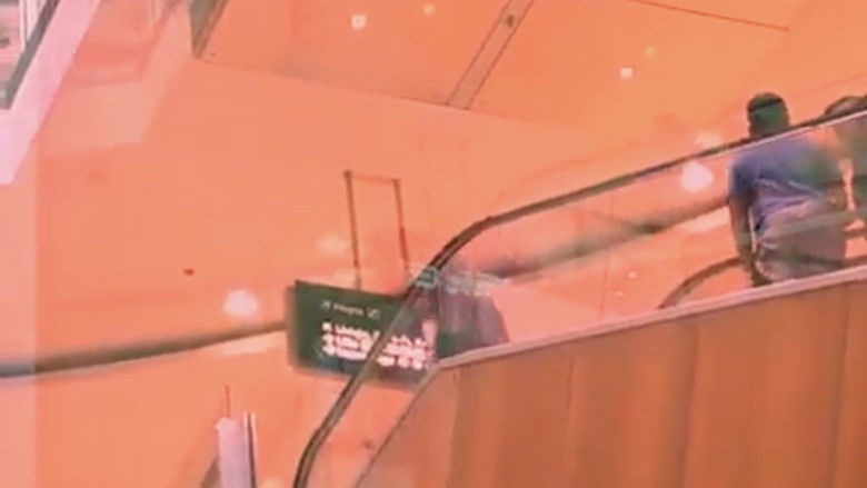 Imatge de People Passing By