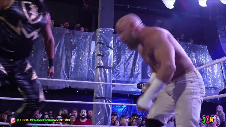 S01E15 – JCW Lunacy Joliet 10/29