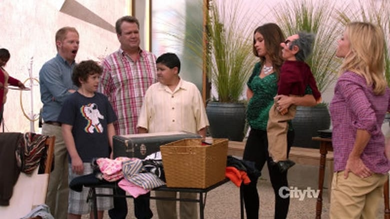 Modern Family S04E06 — Yard Sale episode still
