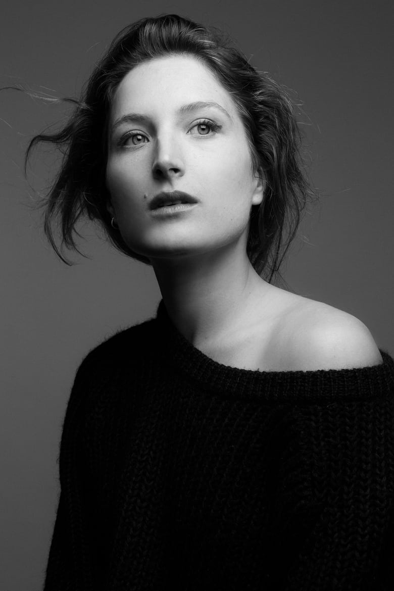 Julia Piaton photo 2