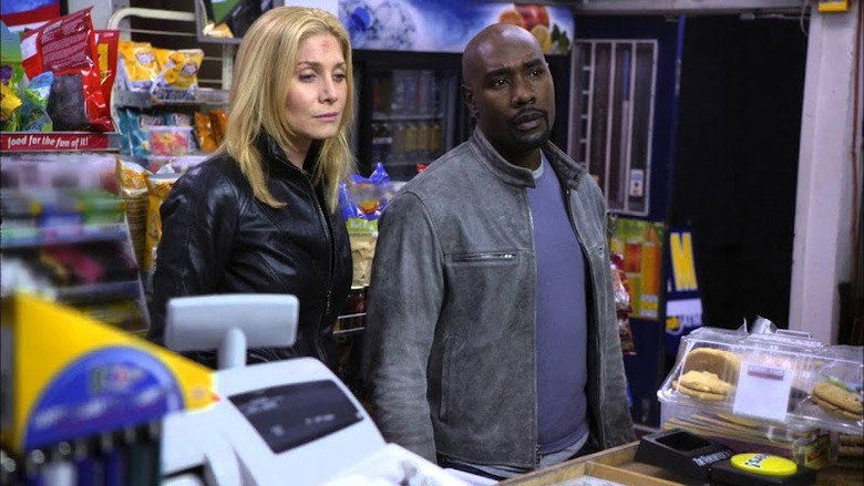 Still from V - Season 2 Episode 3
