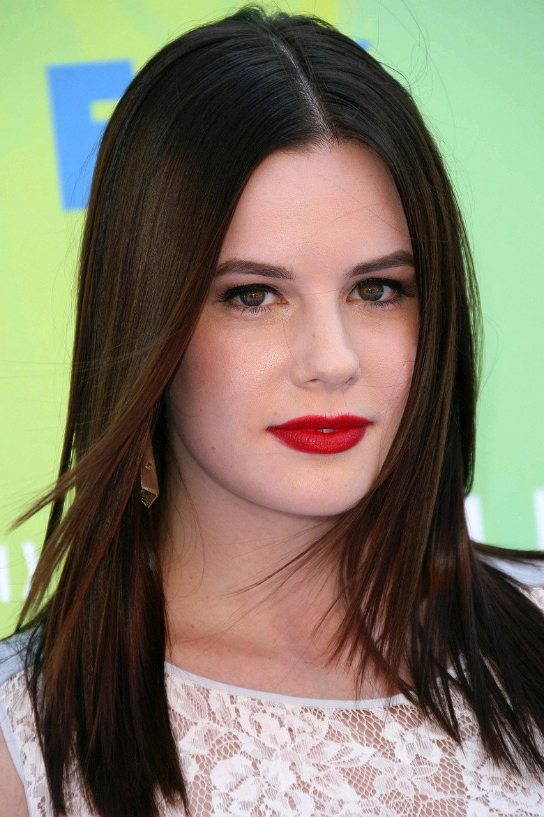 Chelsea Hobbs photo 3