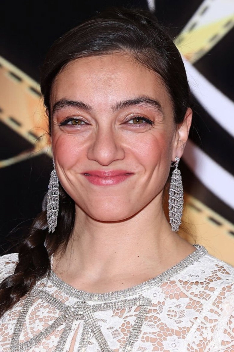 Merve Dizdar photo 4