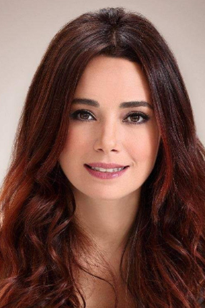 Özgü Namal photo 3