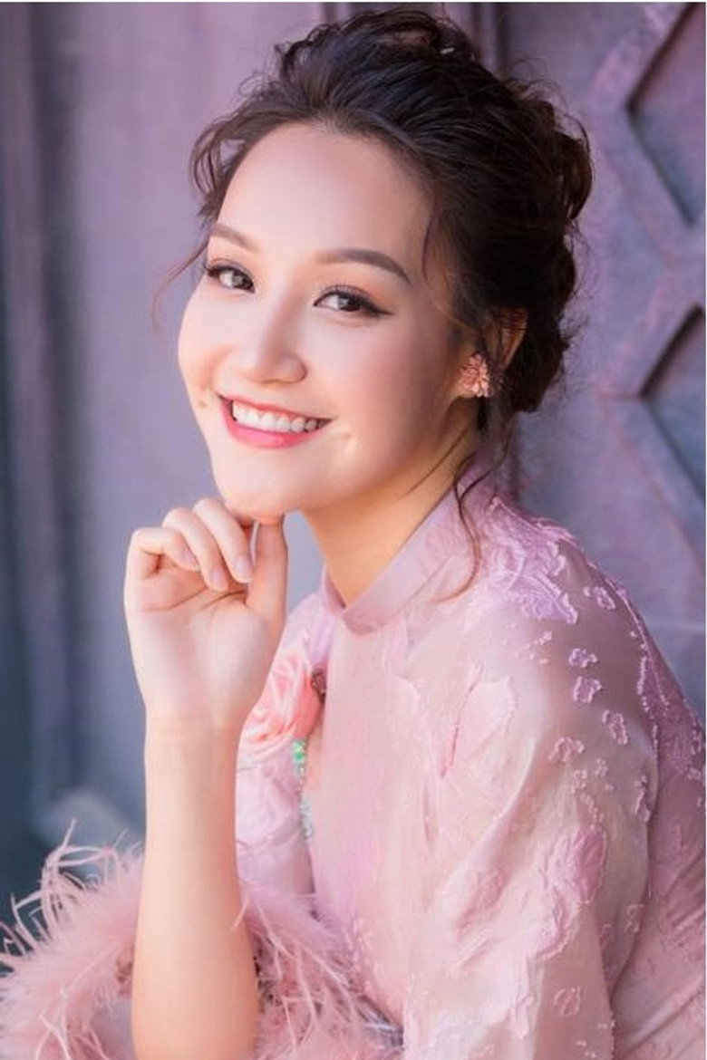 Thu Thuỷ portrait