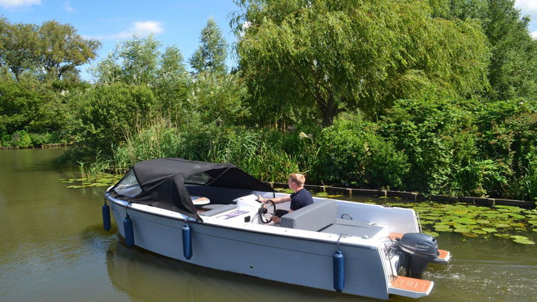 Bootje varen over de Linge