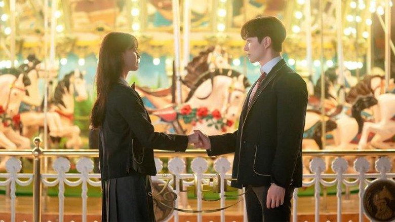 Still from คิง เดอะ แลนด์ - ซีซัน 1 ตอน 14
