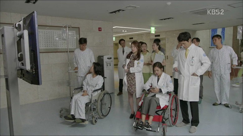 Still from Descendants of the Sun - Season 1 Episode 11