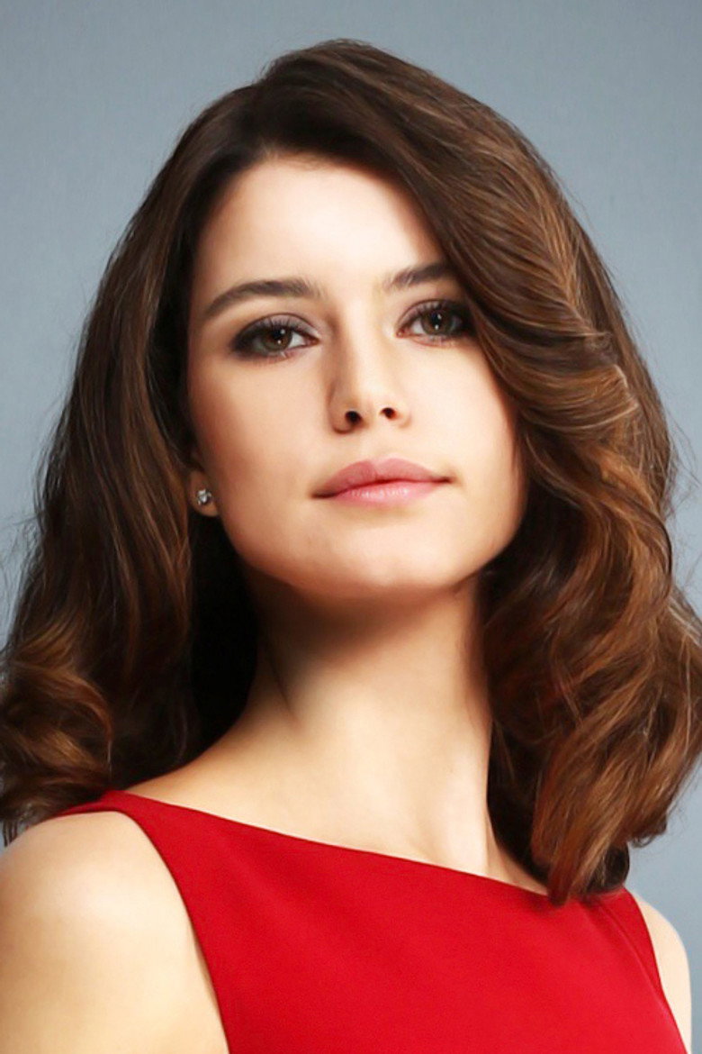 Beren Saat photo 5