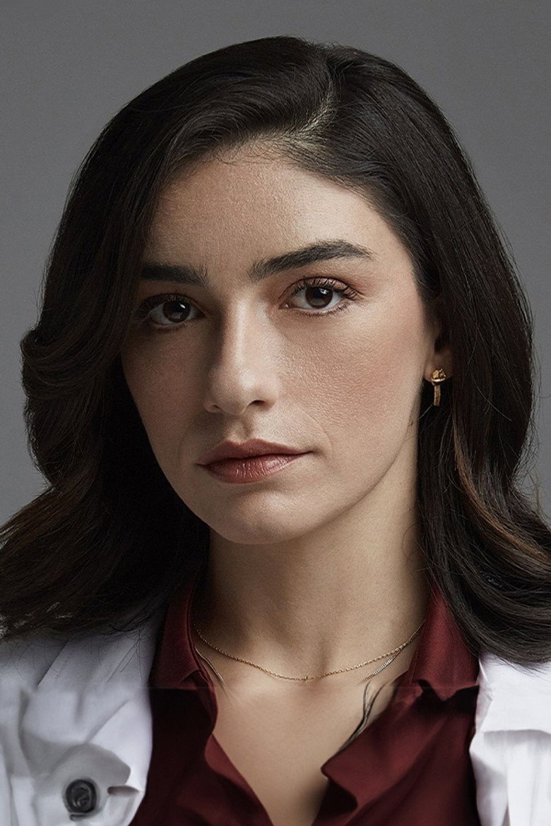 Hazar Ergüçlü photo 4
