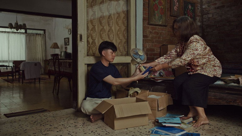 Imatge de A House with a Breathing Fan