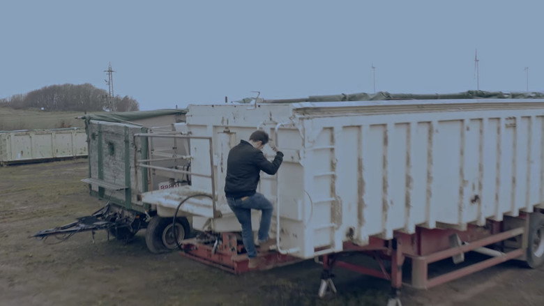 Image d'arrière-plan 7 du film 2025: The World Enslaved by a Virus