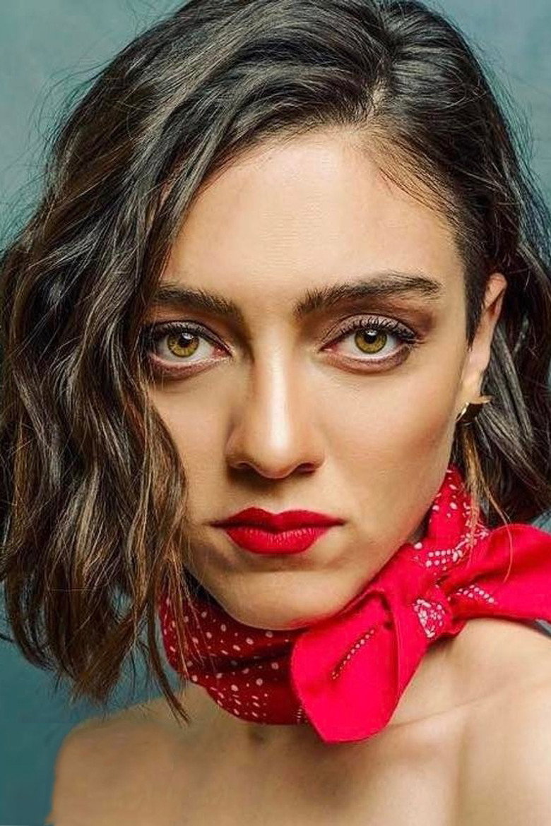 Merve Dizdar photo 7