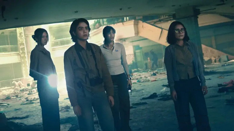 Still from Memburu Pemangsa