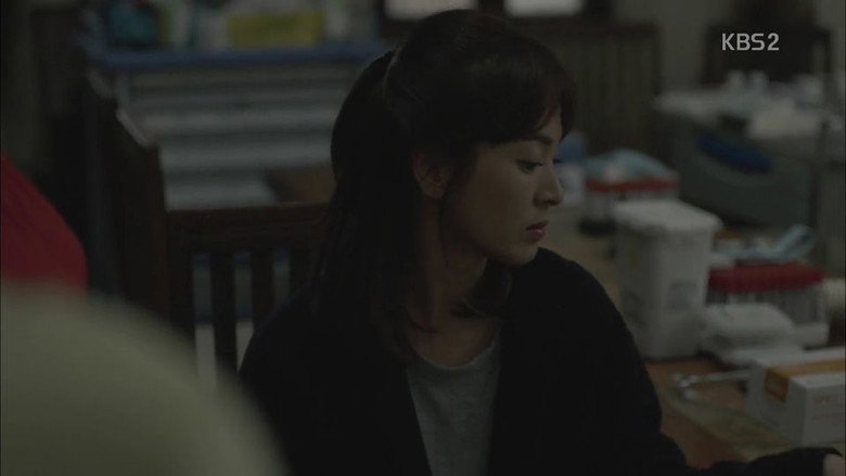 Still from Descendants of the Sun - Season 1 Episode 11