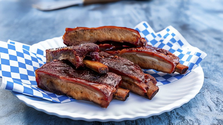 Red, White and Ribs