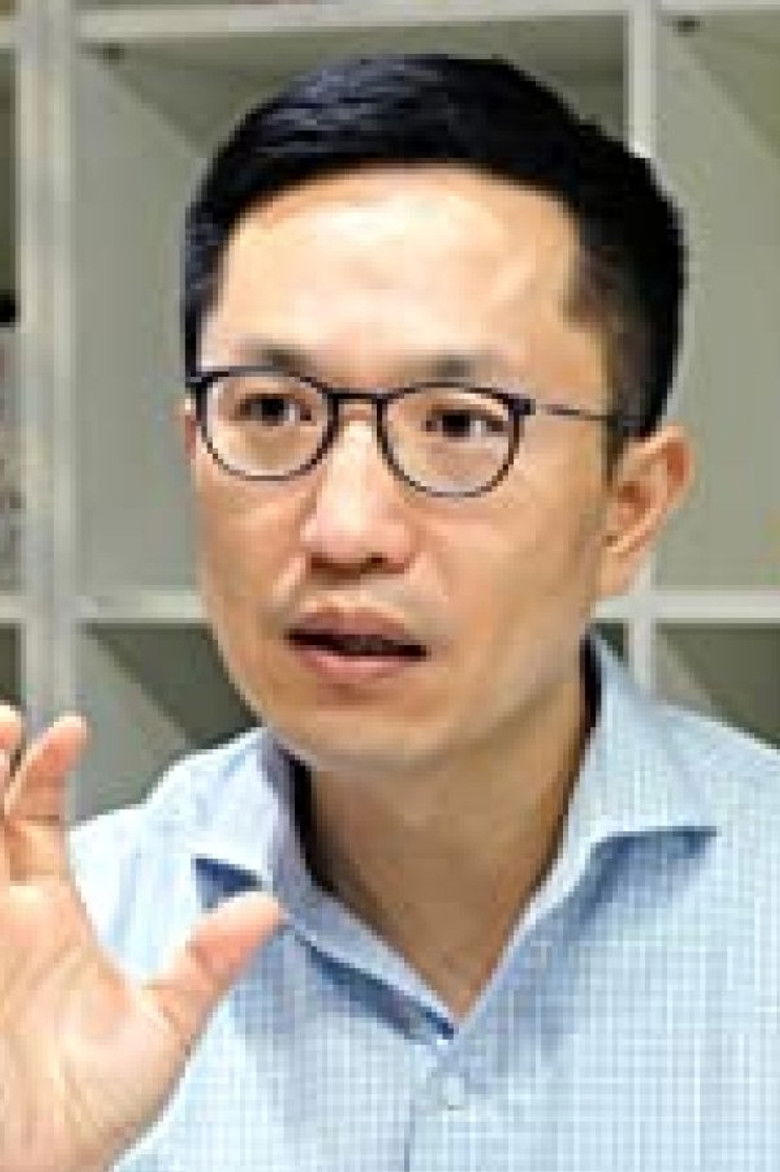 Hyunwoo Thomas Kim portrait image