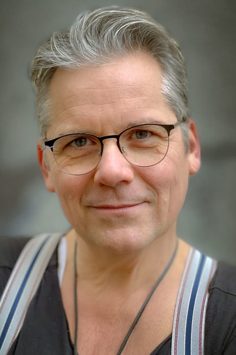 Alexander Fischerkoesen headshot