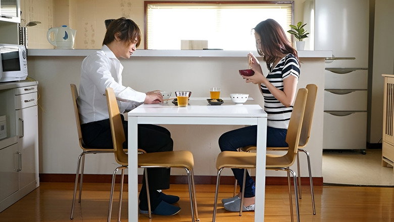 Imatge de 夫のいない数日間、夫の部下に抱かれ続けた記録。